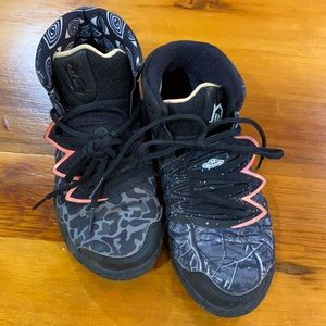 Boys gently used Nike kyrie tennis shoes sneaker